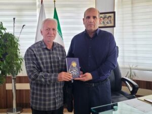 دیدار پدر شهید مدافع حرم مهدی ذاکرحسینی با مدیرکل بنیاد شهید تهران بزرگ