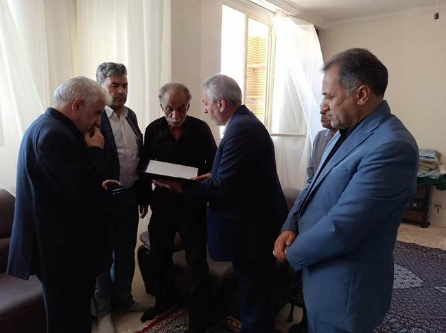 نشستن در کنار مادران صبور؛ دیدار مدیرکل بنیاد شهید آذربایجان شرقی با خانواده‌های شهدای مراغه