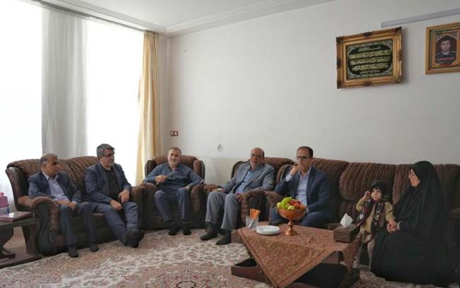 دیدار معاون فرهنگی بنیاد شهید و ایثارگران با خانواده شهید «عبدالرضا کیانی»
