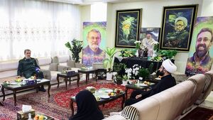 دیدار دبیر شورای عالی امنیت ملی با خانواده شهید لاریجانی