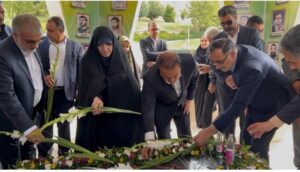 ادای احترام رئیس بنیاد شهید و امور ایثارگران به مقام شامخ شهدای گمنام در ایلام