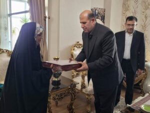 حضور عباسعلی رضایی در منزل خانواده معزز امیر سرلشکر شهید «عبدالله جلالی‌نسب» از شهدای جنگ رمضان