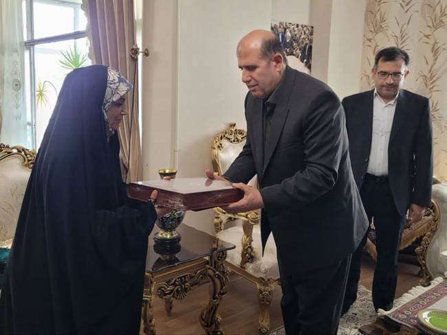 حضور عباسعلی رضایی در منزل خانواده معزز امیر سرلشکر شهید «عبدالله جلالی‌نسب» از شهدای جنگ رمضان