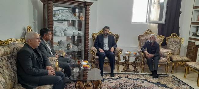 تکریم خانواده شهید «احمد رضایی» در نائین؛ شهدا ضامن عزت و اقتدار نظام جمهوری اسلامی هستند