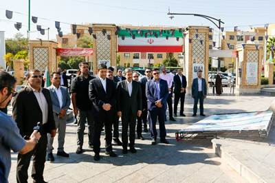 حضور وزیر ارتباطات و استاندار اصفهان در گلستان شهدا هم‌زمان با هفته دولت