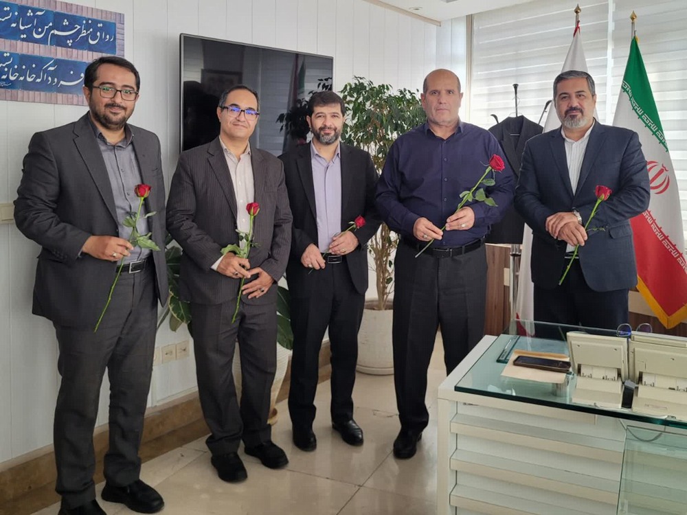 تجلیل مدیرکل بنیاد شهید تهران بزرگ از کارکنان به مناسبت هفته دولت و روز کارمند
