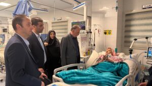 عیادت مدیران بیمه دی در قم از یک مادر شهید بستری در بیمارستان