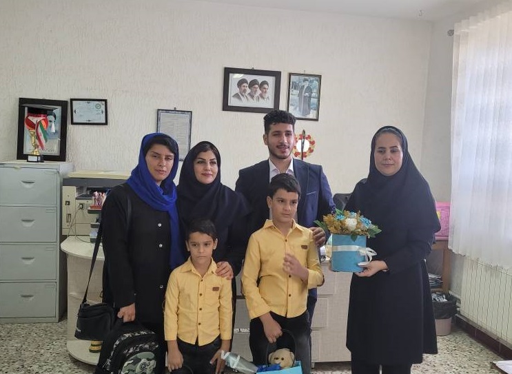 پر کردن جای خالی پدر؛ همراهی بیمه دی با فرزند شهید ناخدا سوم سید مجید فاطمی پور در نخستین روز تحصیل