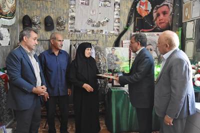 دیدار مدیرکل بنیاد شهید لرستان و نماینده مجلس با خانواده معظم شهدا در خرم‌آباد