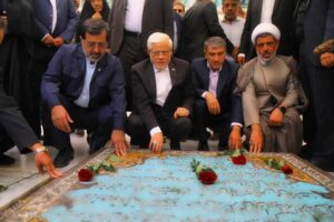 دکتر عارف با حضور در گلزار شهدای علی‌بن‌جعفر(ع) با آرمان‌های شهیدان تجدید میثاق کرد