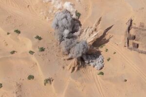 لحظه انهدام قرارگاه مزدوران سعودی با موشک انصارالله