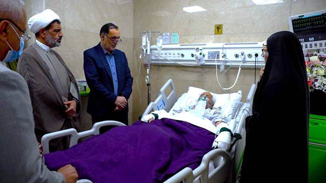 عیادت معاون رئیس‌جمهور و رئیس بنیاد شهید از پدر شهید سپهبد موسوی در بیمارستان خاتم‌الانبیاء (ص) قم