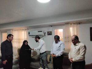 تجلیل مدیر کل بنیاد شهید بوشهر و مدیر کل ثبت احوال استان از دو خانواده شهید دانش آموز در شهر بوشهر