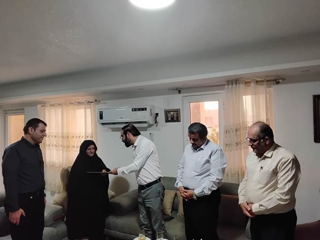 تجلیل مدیر کل بنیاد شهید بوشهر و مدیر کل ثبت احوال استان از دو خانواده شهید دانش آموز در شهر بوشهر
