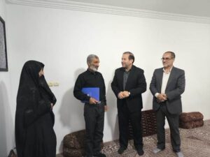 تجلیل مدیرکل بنیاد مازندران، رئیس سازمان مدیریت و برنامه ریزی استان از خانواده‌های شهدا در نکا