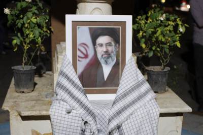 نمایشگاه نقاشی خیابانی هفته دفاع مقدس با موضوع شهدای مدافع امنیت وطن در کرمانشاه