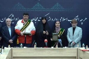 اعطای نشان ملی «سراج ایثار» به وزیر راه و شهرسازی در گردهمایی خادمیاران شهدای کشور