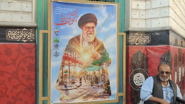 آیین غبارروبی و عطرافشانی گلزارهای شهدا؛ طنین عهد و میثاق در «مهمانی لاله‌ها» در قم