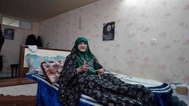 توصیه مادر شهید جمهور به مسئولان در دیدار با معاون بنیاد شهید: تا می‌توانید به مردم خدمت کنید/ والدین شهدا گوهرهای درخشان جامعه هستند