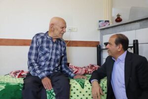 «شهدا؛ الگوهای تأثیرگذار جامعه»؛ دیدار مدیرکل بنیاد شهید استان مرکزی با خانواده شهید قنبرعلی عباسی در هفته دولت