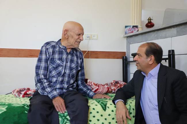 «شهدا؛ الگوهای تأثیرگذار جامعه»؛ دیدار مدیرکل بنیاد شهید استان مرکزی با خانواده شهید قنبرعلی عباسی در هفته دولت