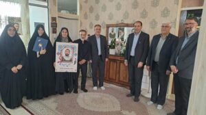 تجلیل مسئولان استان مرکزی از خانواده شهید «حسین امیدواری» در هفته دولت
