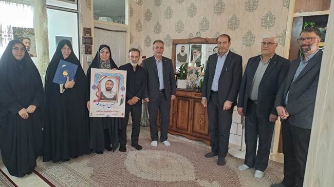 تجلیل مسئولان استان مرکزی از خانواده شهید «حسین امیدواری» در هفته دولت