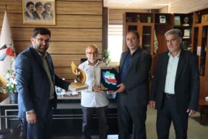 تجلیل از مدیرکل بنیاد شهید آذربایجان‌غربی با عنوان «خادم الشهدا» در کنگره ۱۲۰۰۰ شهید استان