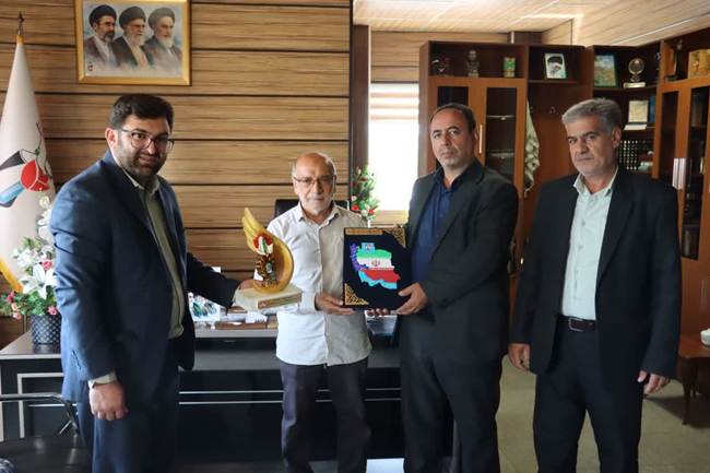 تجلیل از مدیرکل بنیاد شهید آذربایجان‌غربی با عنوان «خادم الشهدا» در کنگره ۱۲۰۰۰ شهید استان