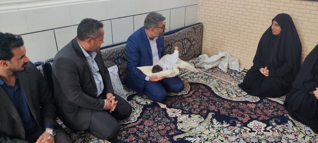 تجلیل مسئولان حاجی‌آباد از خانواده شهید محمدرضا ساسان