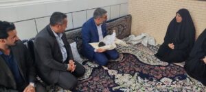 تجلیل مسئولان حاجی‌آباد از خانواده شهید محمدرضا ساسان