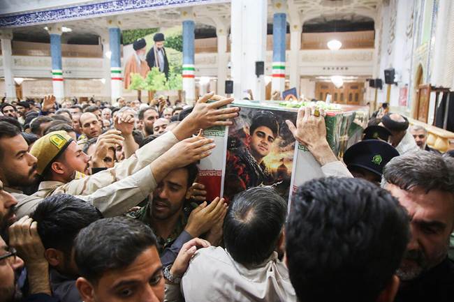تشییعِ باشکوهِ مدافعِ امنیت؛پیکر شهید مدافع امنیت در گلزار شهدای علی‌بن‌جعفر(ع) آرام گرفت