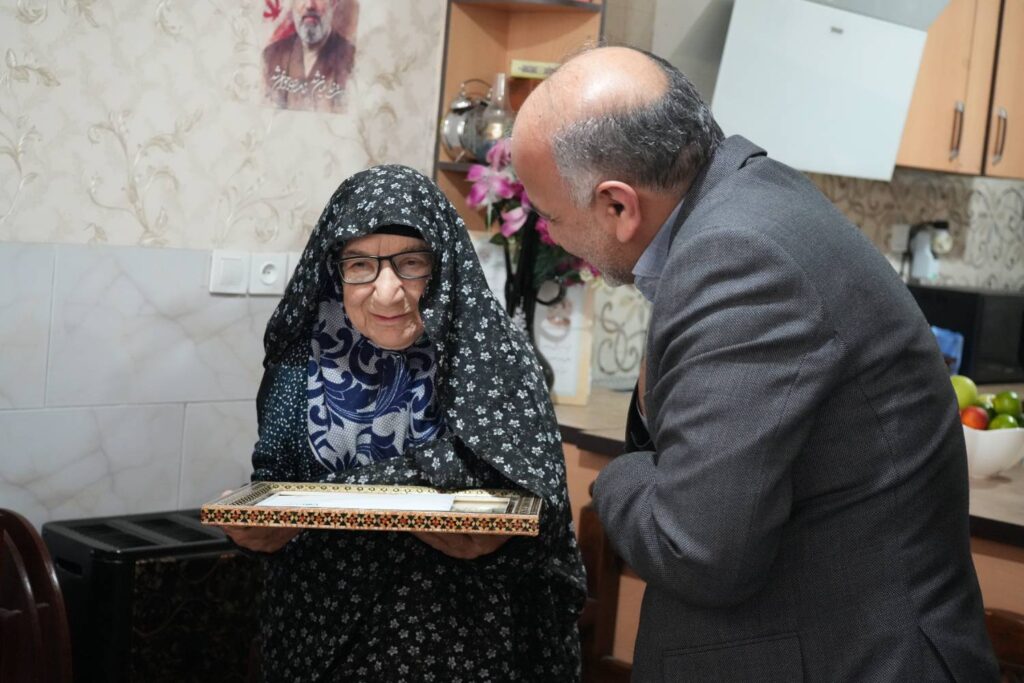 دیدار مدیرعامل بیمه دی با خانواده‌های شهدا؛ تداوم خدمت‌رسانی به ایثارگران