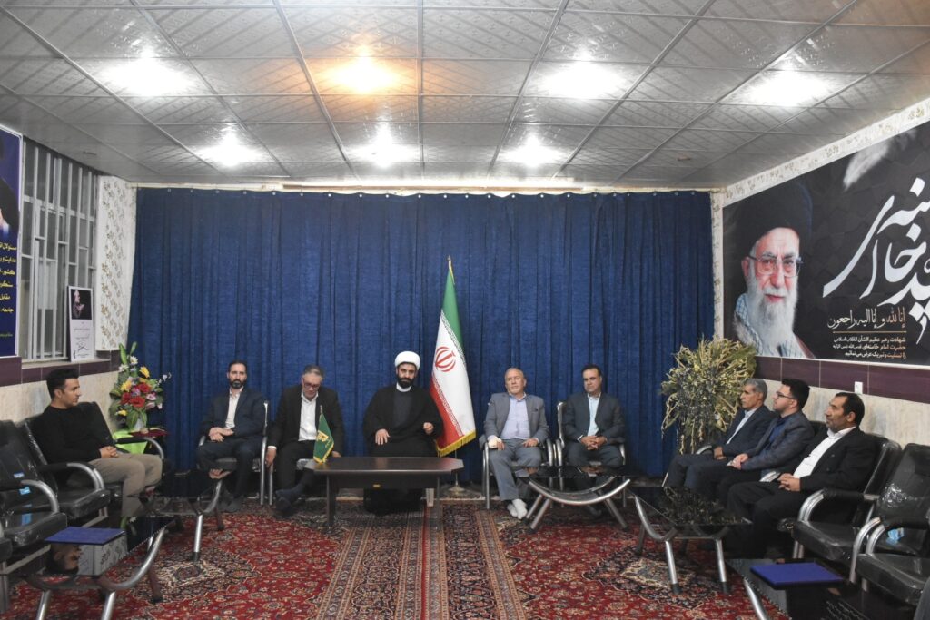 نشست مدیرکل بنیاد استان لرستان با امام جمعه و فرماندار شهرستان نورآباد