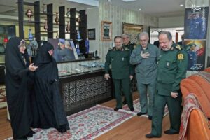 حضور وزیر پیشنهادی دفاع در منزل شهید نصیرزاده