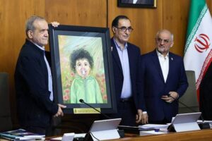 طنین پیام مظلومیت کودکان لامرد در هیئت دولت؛ تقدیم تصویر شهیده «آوینا برزگر» به رئیس‌جمهور