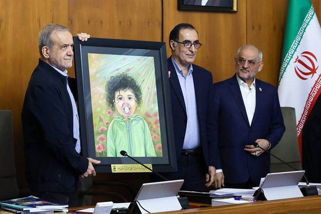 طنین پیام مظلومیت کودکان لامرد در هیئت دولت؛ تقدیم تصویر شهیده «آوینا برزگر» به رئیس‌جمهور