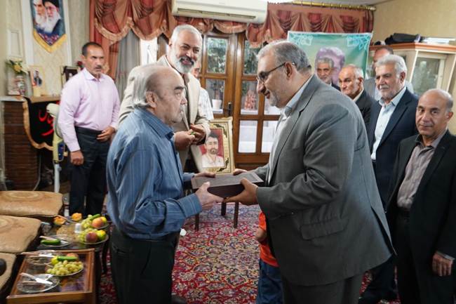 دیدار فرماندار کوهپایه و مدیرکل بنیاد شهید اصفهان با خانواده شهید امیدحسین قادری