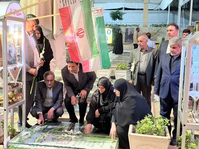 حضور معاون بنیاد شهید و امور ایثارگران در گلزار شهدای کرمان و ادای احترام به مقام رفیع شهدا