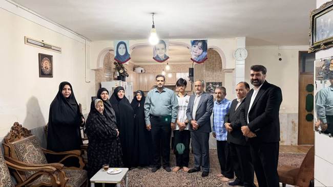 تجلیل معاون تعاون و امور اجتماعی بنیاد شهید و امور ایثارگران از خانواده معزز ۸ شهید «سلطانی‌نژاد» و شهید «حسین عرب‌نژاد»