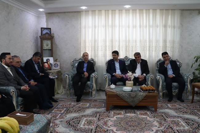 دیدار وزیر ارتباطات در سفر استانی خود به سمنان، با خانواده معزز شهید محمد باصری