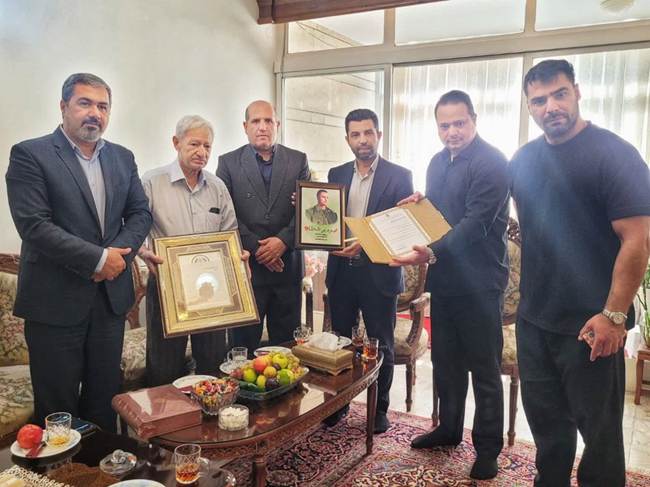 تجلیل مدیرکل بنیاد شهید و امور ایثارگران تهران بزرگ از خانواده شهید نیروی انتظامی «فرید نورشادی»