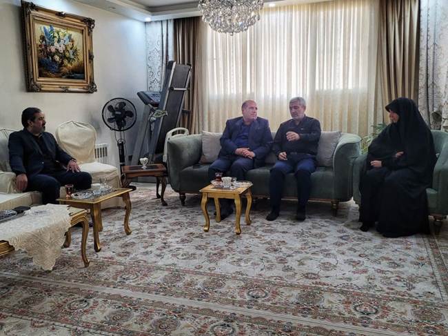 دیدار مدیرکل بنیاد شهید تهران بزرگ با خانواده شهید طالبی مزرعه‌شاهی؛ شهادت اوج تعالی روح انسان‌های مؤمن است
