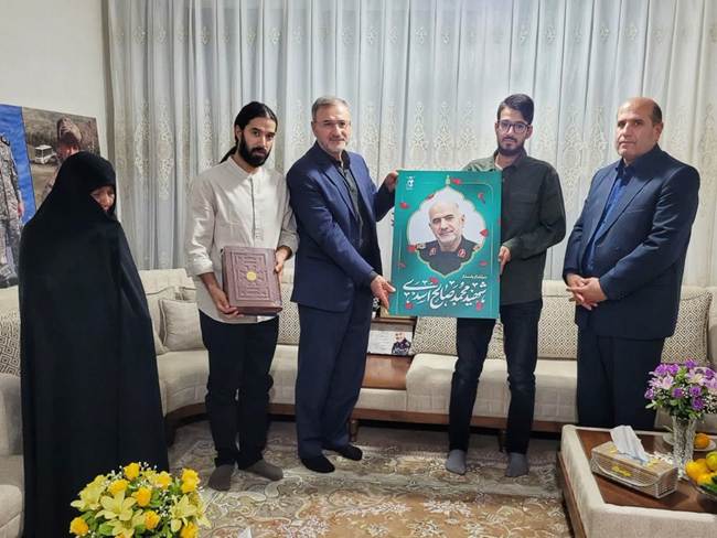 دیدار معاون فرهنگی بنیاد شهید و مدیرکل بنیاد شهید تهران با خانواده سردار شهید محمد صالح اسدی