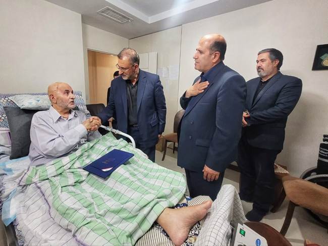 دیدار مدیرکل بنیاد شهید تهران و معاون فرهنگی بنیاد شهید با جانباز گرانقدر حاج مرتضی کشکولی